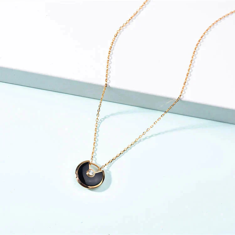 GlowAMULETTE GOLD CARNELIAN ONYX NECKLACE